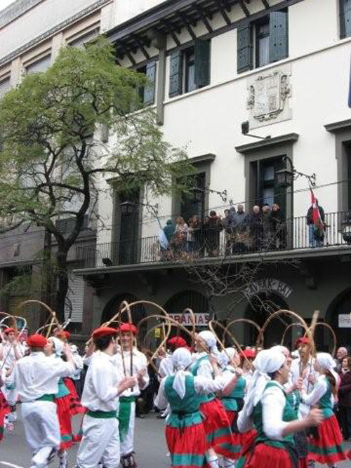 Dantzaris a la puerta del Centro Vasco 'Laurak Bat' en los festejos de 2007 (foto Centro Vasco Laurak Bat)
